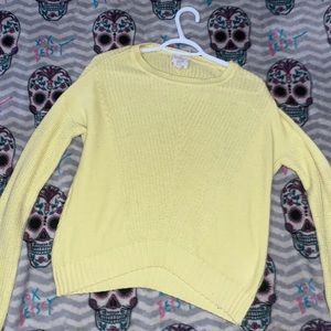 I’m selling a yellow sweatshirt